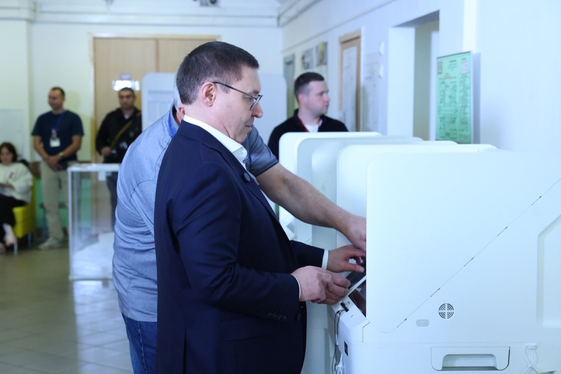 Секретарь Генсовета ЕР лично пришел на избирательный участок, чтобы отдать свой голос