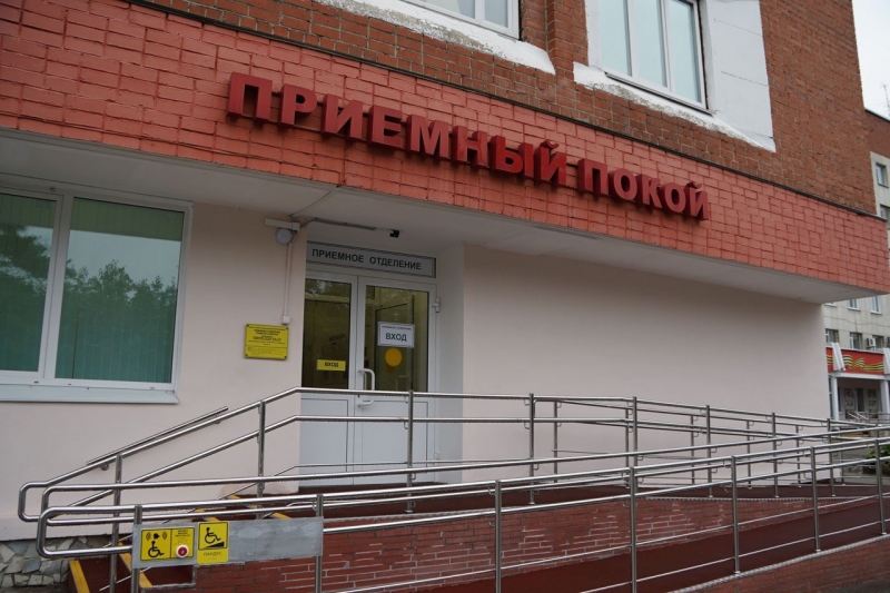 Замгубернатора - министр здравоохранения Татьяна Савинова (слева) рассказала о новшествах учреждения