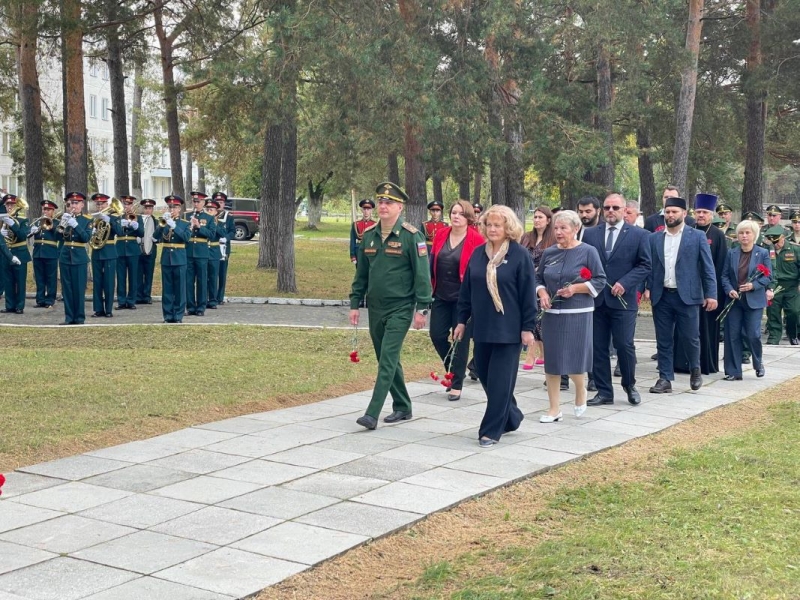 Спикер возложила цветы к мемориалу памяти воинам, павшим за свободу и независимость Отечества