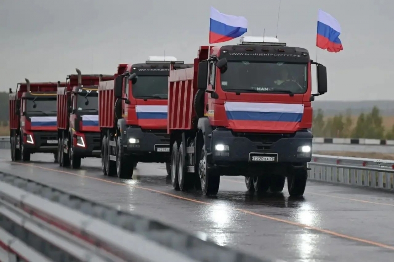 По мосту проехали первые автомобили