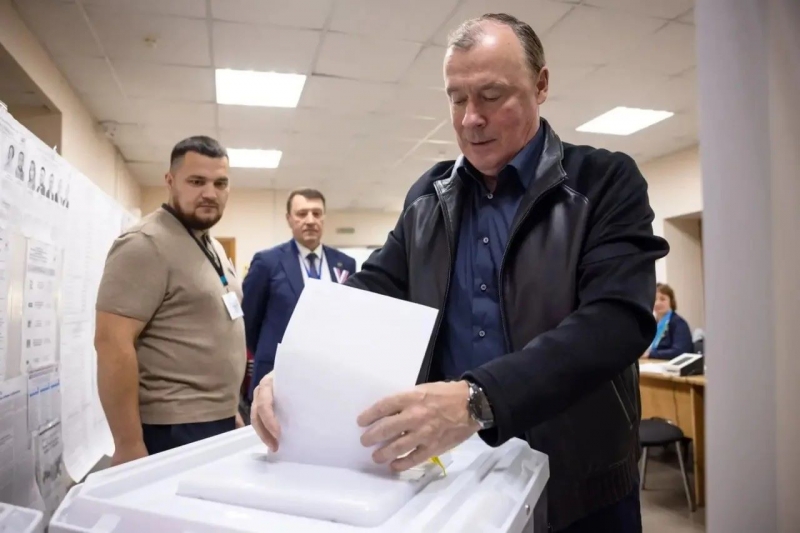 Алексей Орлов тоже проголосовал на избирательном участке