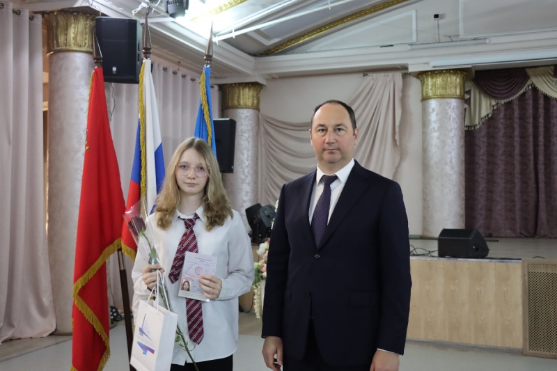 Сергей Мужальских выдает паспорта