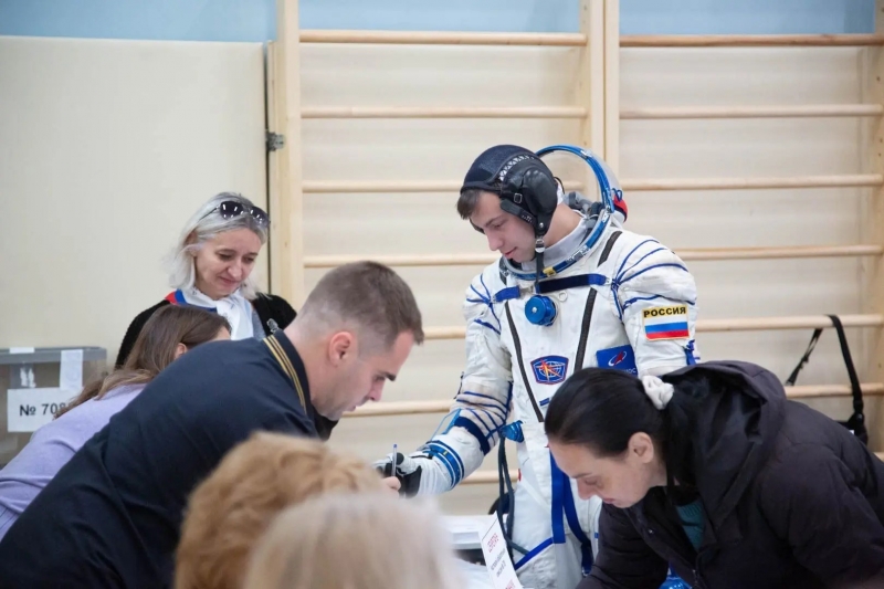 Избиратель в костюме космонавта