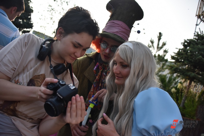 Девушки с фотоаппаратом