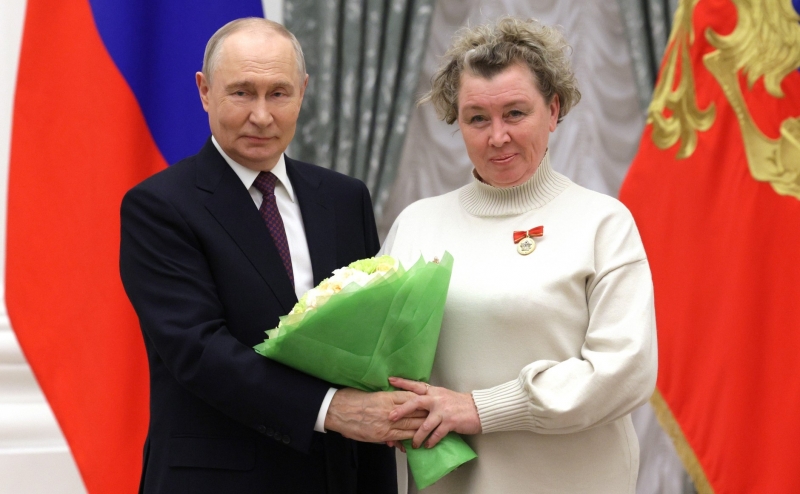 Путин вручил награду учителю