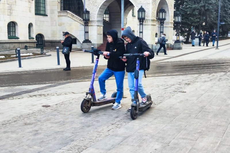 Дети на самокате