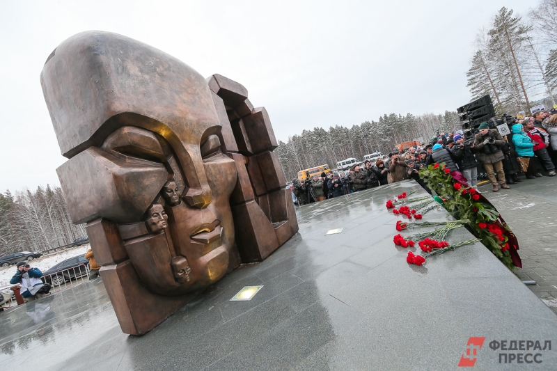 Автором монумента «Маски Скорби Европа-Азия» является знаменитый скульптор Эрнст Неизвестный