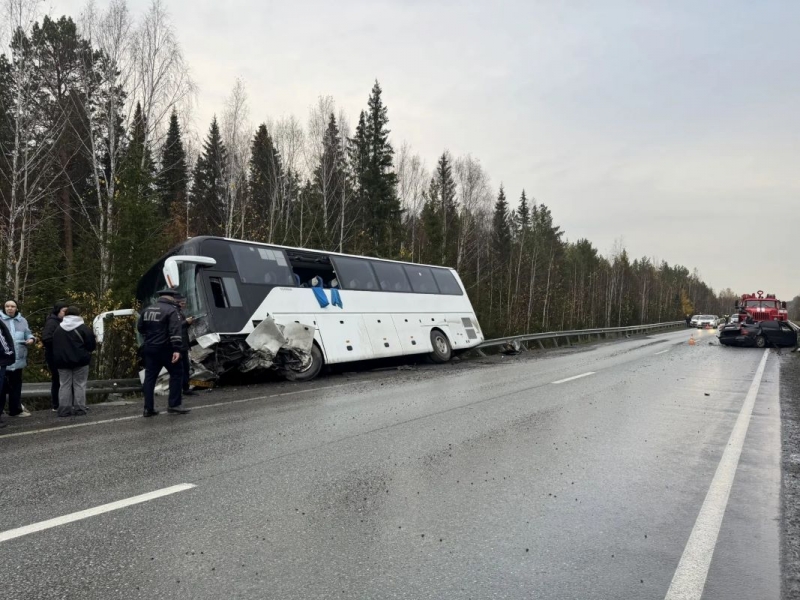Автобус, уходя от столкновения, завалился на бок