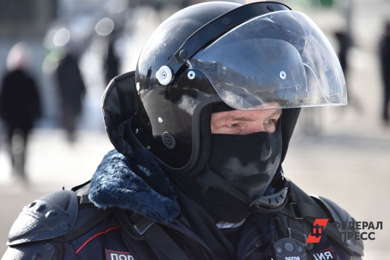В здание вошли силовики в шлемах