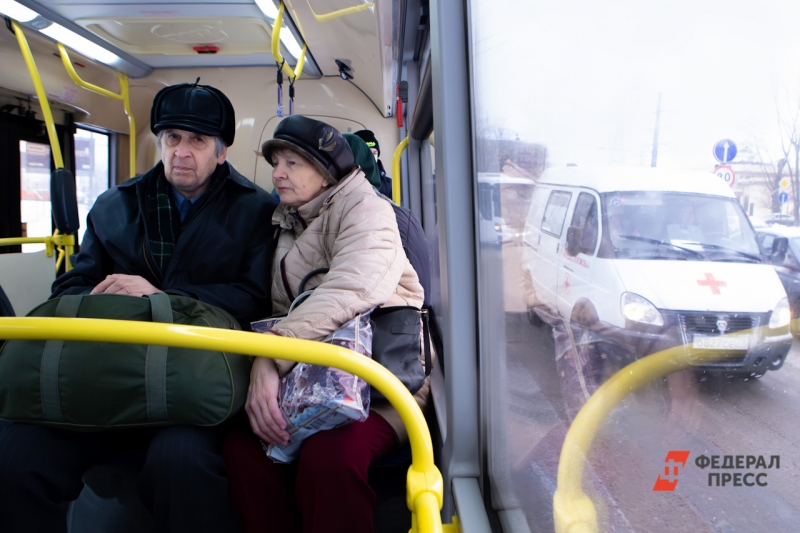 пассажиры в автобусе