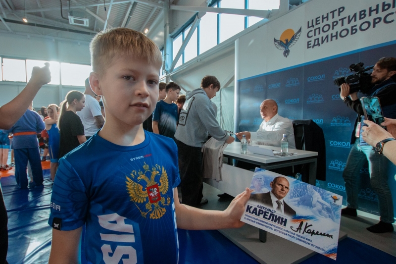 Юные спортсмены пообщались, сфотографировались и поучаствовали в автограф-сессии с Александром Карелиным