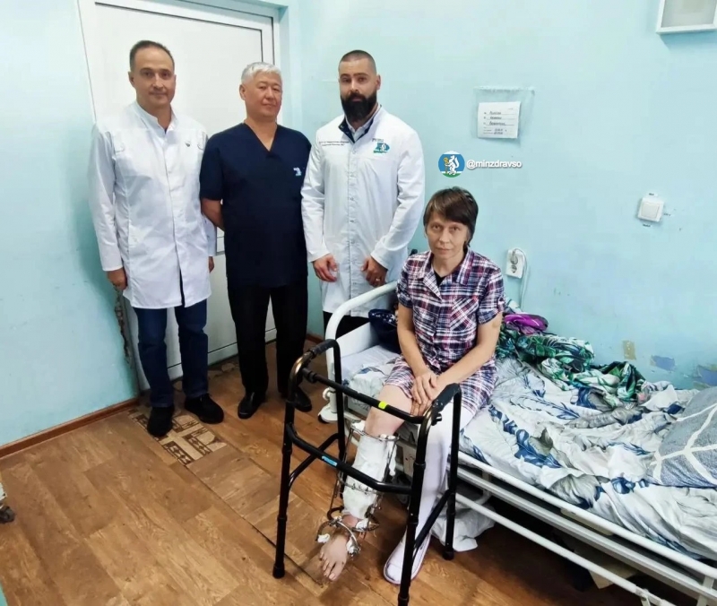 Спустя месяц после операции женщина самостоятельно ходит